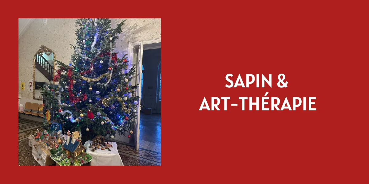 Visuel rouge, sapin de Noël décoré et village miniature à gauche, titre « Sapin & art-thérapie » à droite